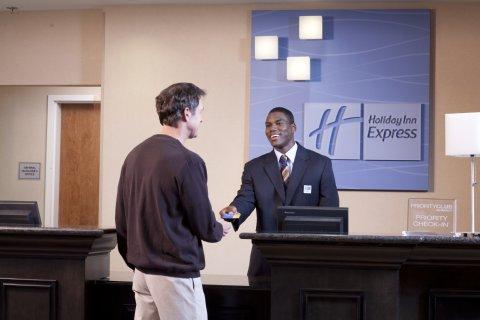 Express & Northwood By Ihg Hotel Silver Lake
