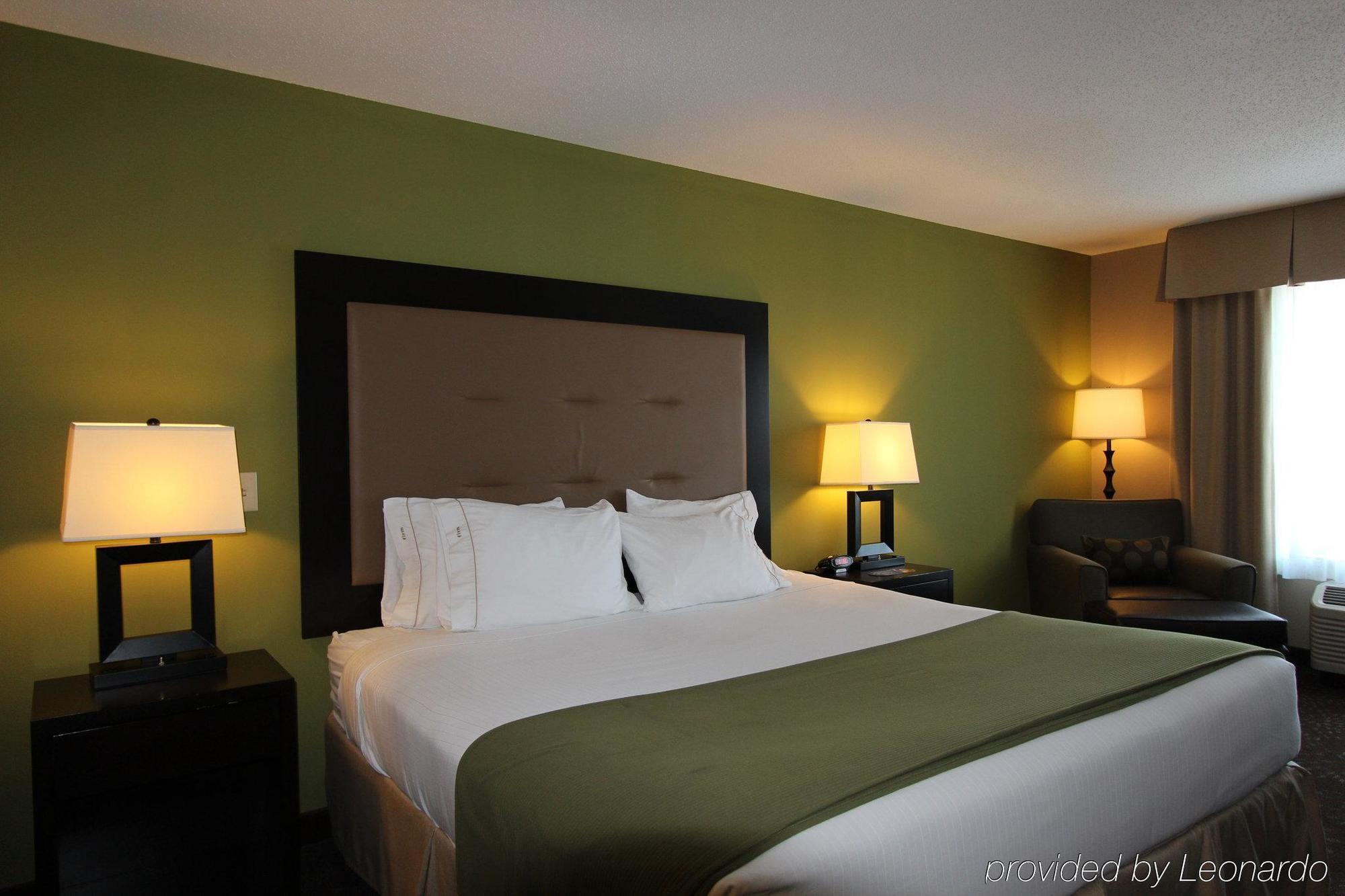 Express & Northwood By Ihg Hotel Silver Lake