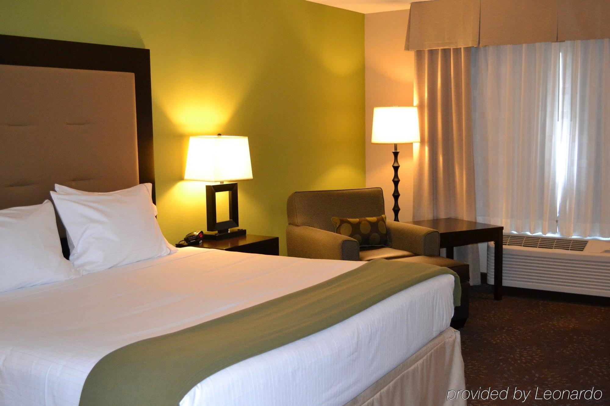 Express & Northwood By Ihg Hotel 2*