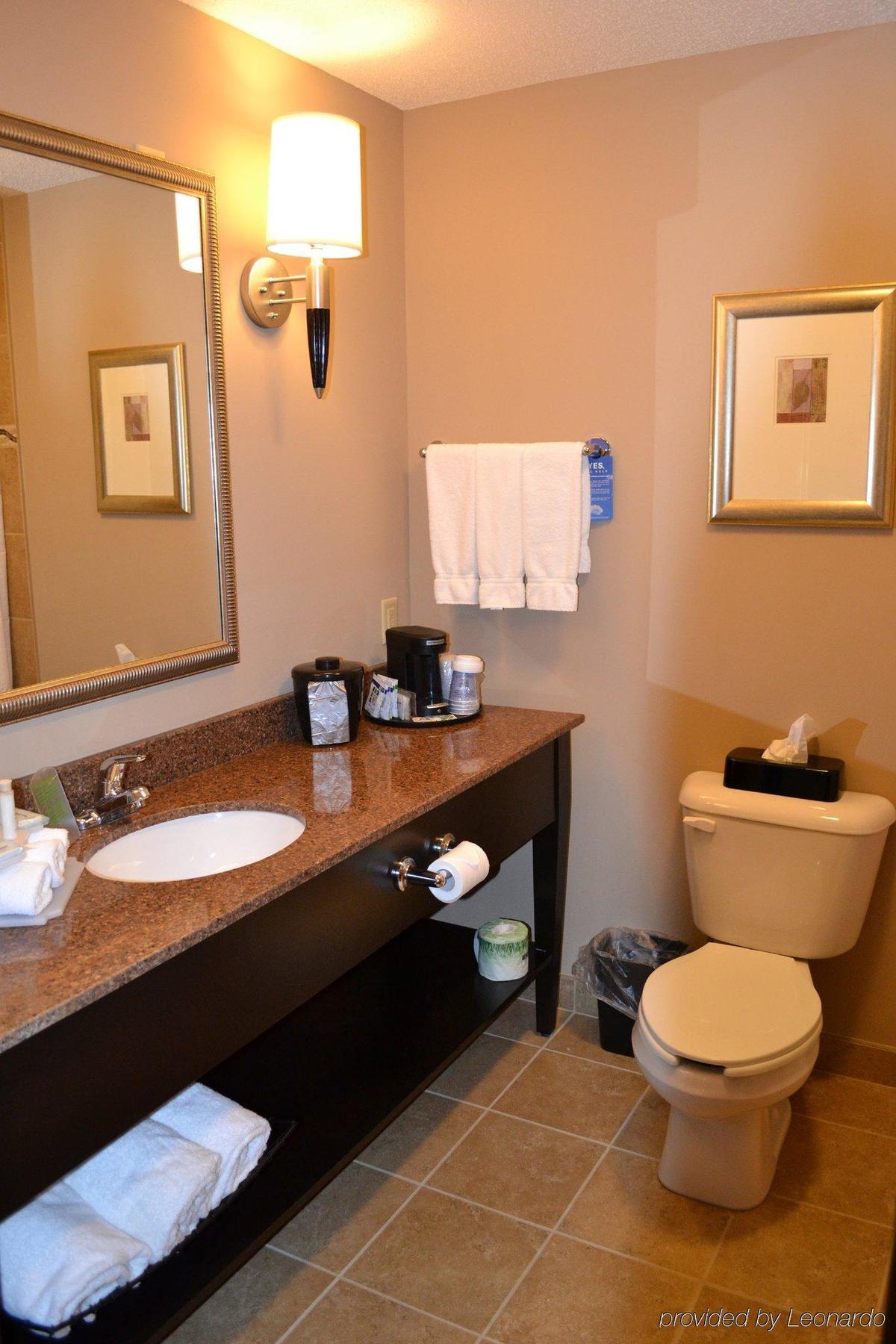 Express & Northwood By Ihg Hotel Silver Lake